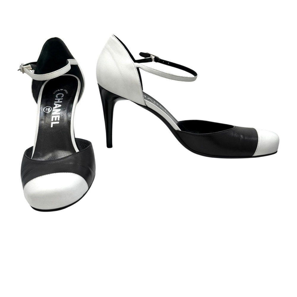 CHANEL BLACK AND WHITE CAP TOE ANKLE STRAP ROUND TOE STILETTO